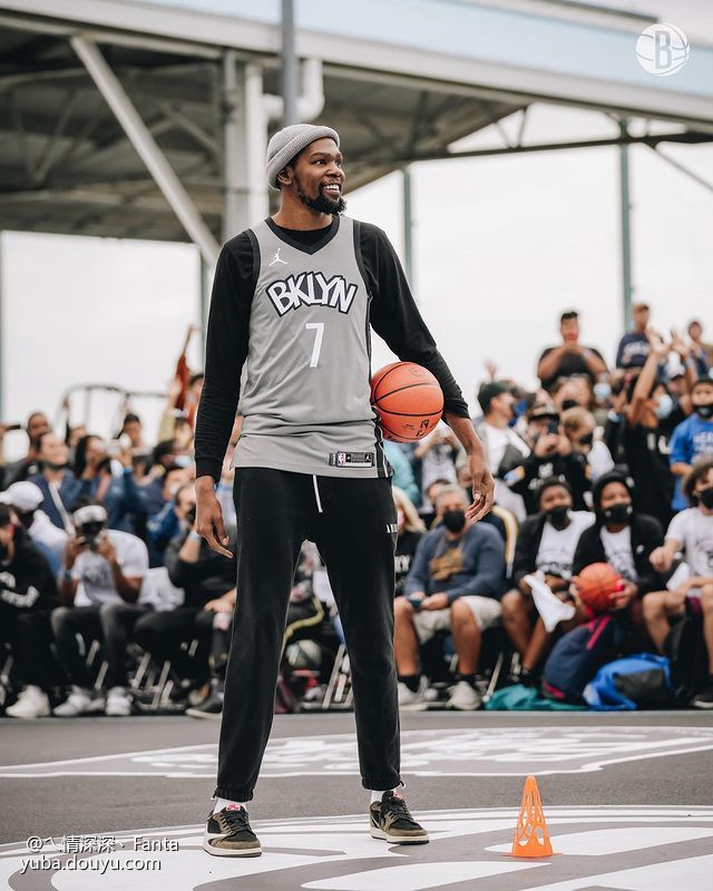 尼斯训练开放日，今晚回应争议引欢呼，NBA常规赛在即，身体对抗强度拉满的简单介绍